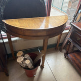 DEMI TABLE