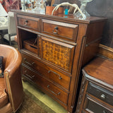 DRESSER